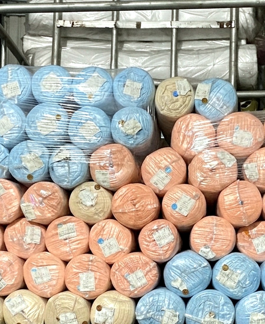 藍色粉色與米色布卷近距離細節